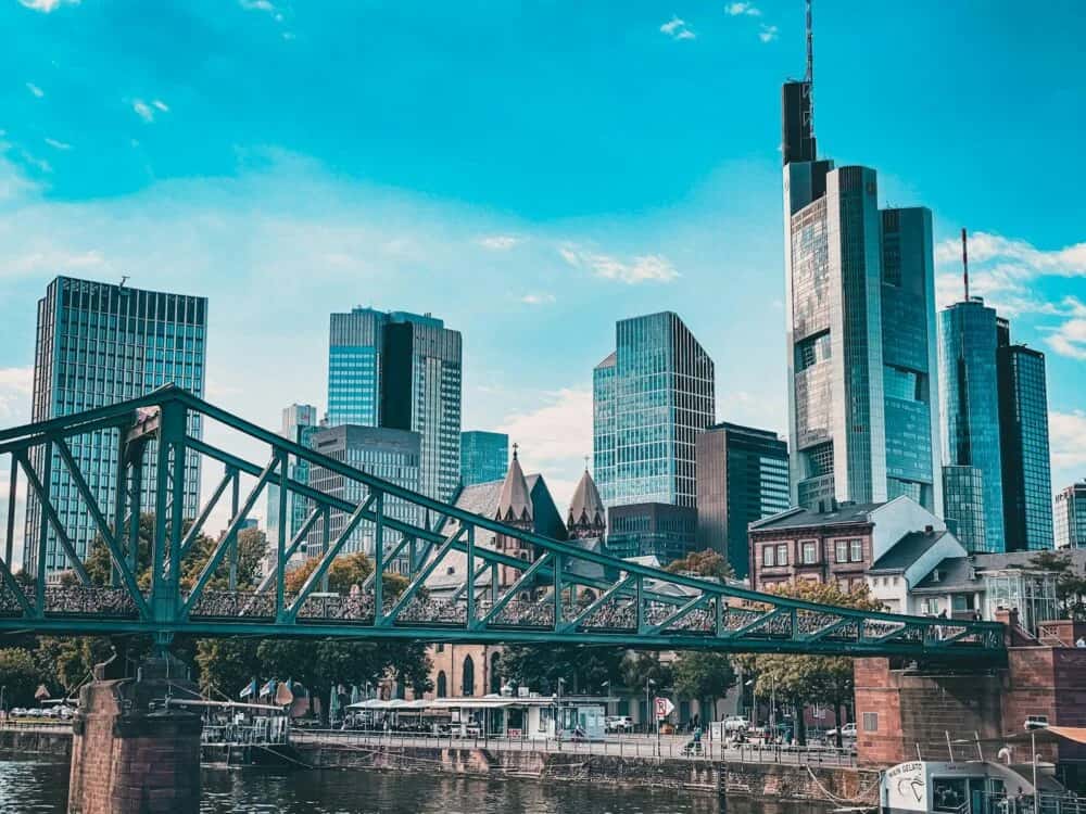 Frankfurt am Main: Moderne Skyline & Kulturelle Vielfalt Entdecken