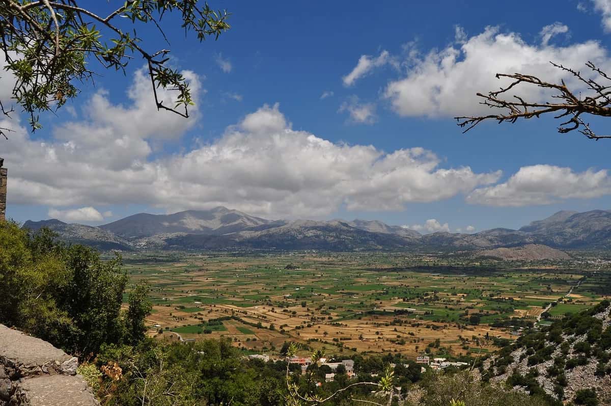 Lasithi Hochebene - völlig umschlossenes Plateau von historischer Bedeutung