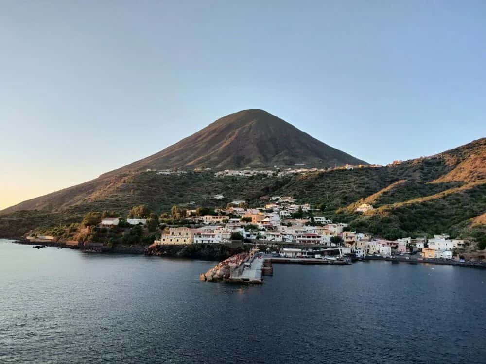 Lipari: Vulkanische Pracht im Herzen der Äolischen Inseln