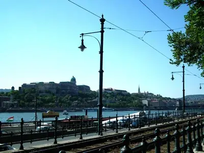 Blick vom Donaukorso auf den Burghügel