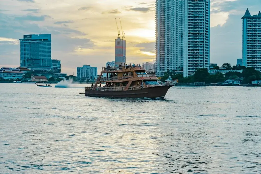 Chao Phraya Surasak: Städtetrip an Chon Buris Wassern