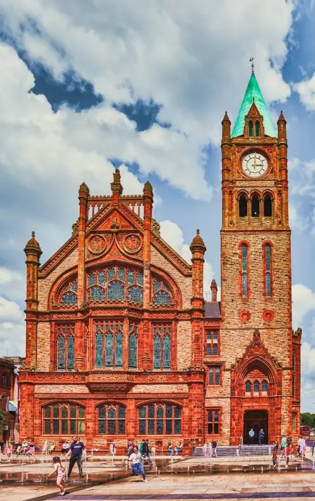 Derry entdecken: Geschichtsträchtige Mauern und Kulturgenuss