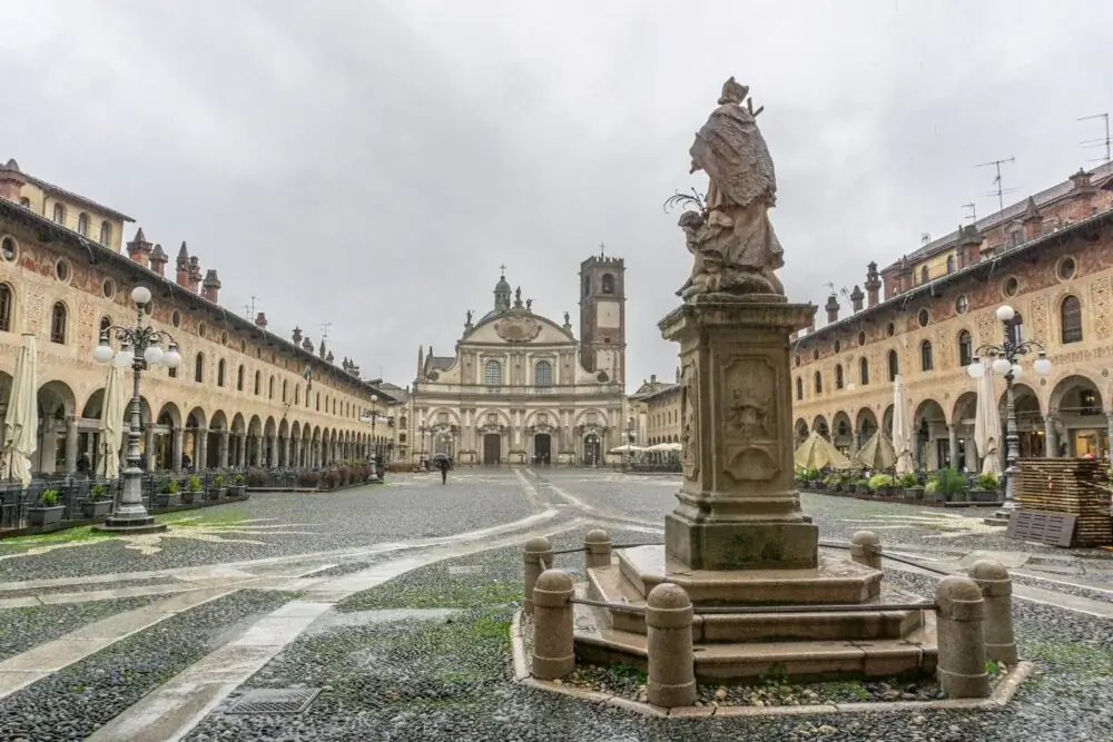 Vigevano entdecken: Die Stadt des Renaissanceschuhwerks in Lombardei