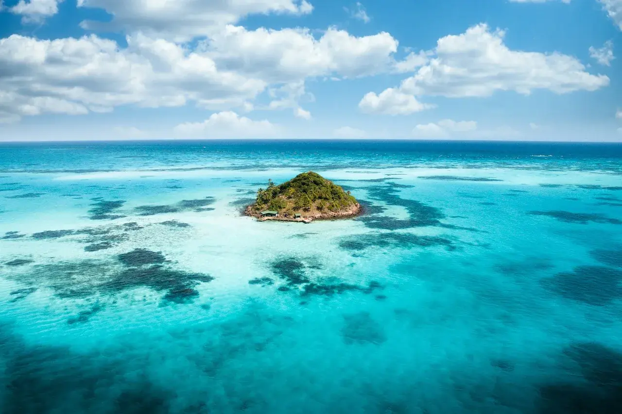 Traumhaftes Reiseziel – Türkisblaues Meer und Sandstrand